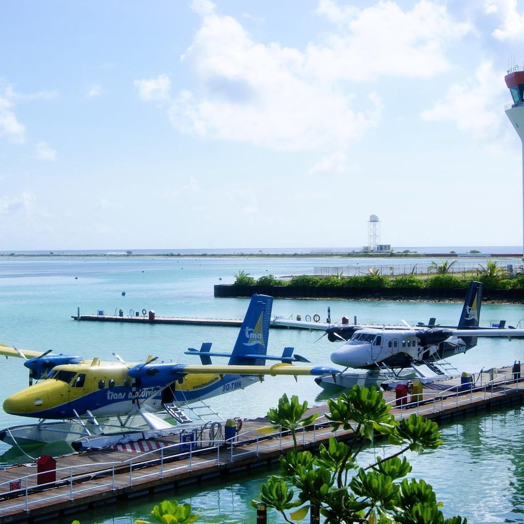 Maldives Airport for 1024 x 1024 iPad resolution