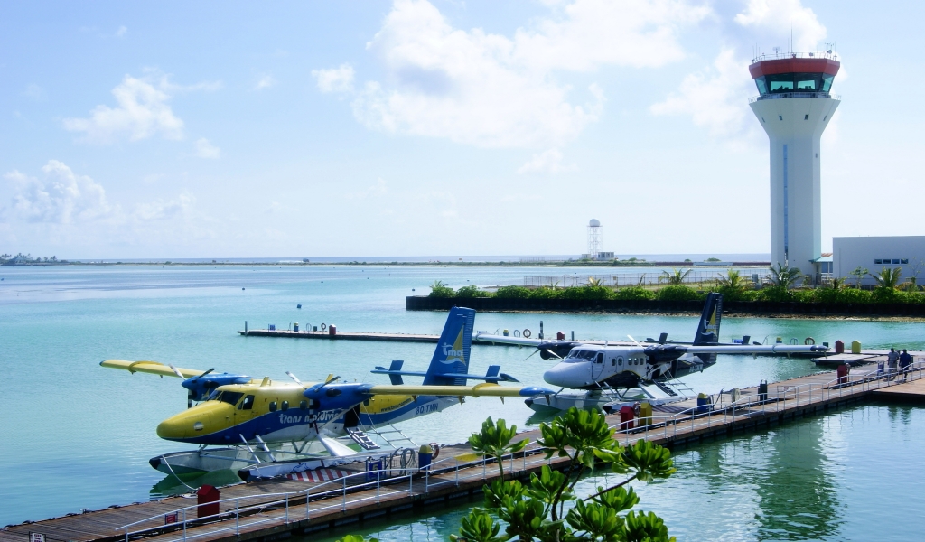 Maldives Airport for 1024 x 600 widescreen resolution