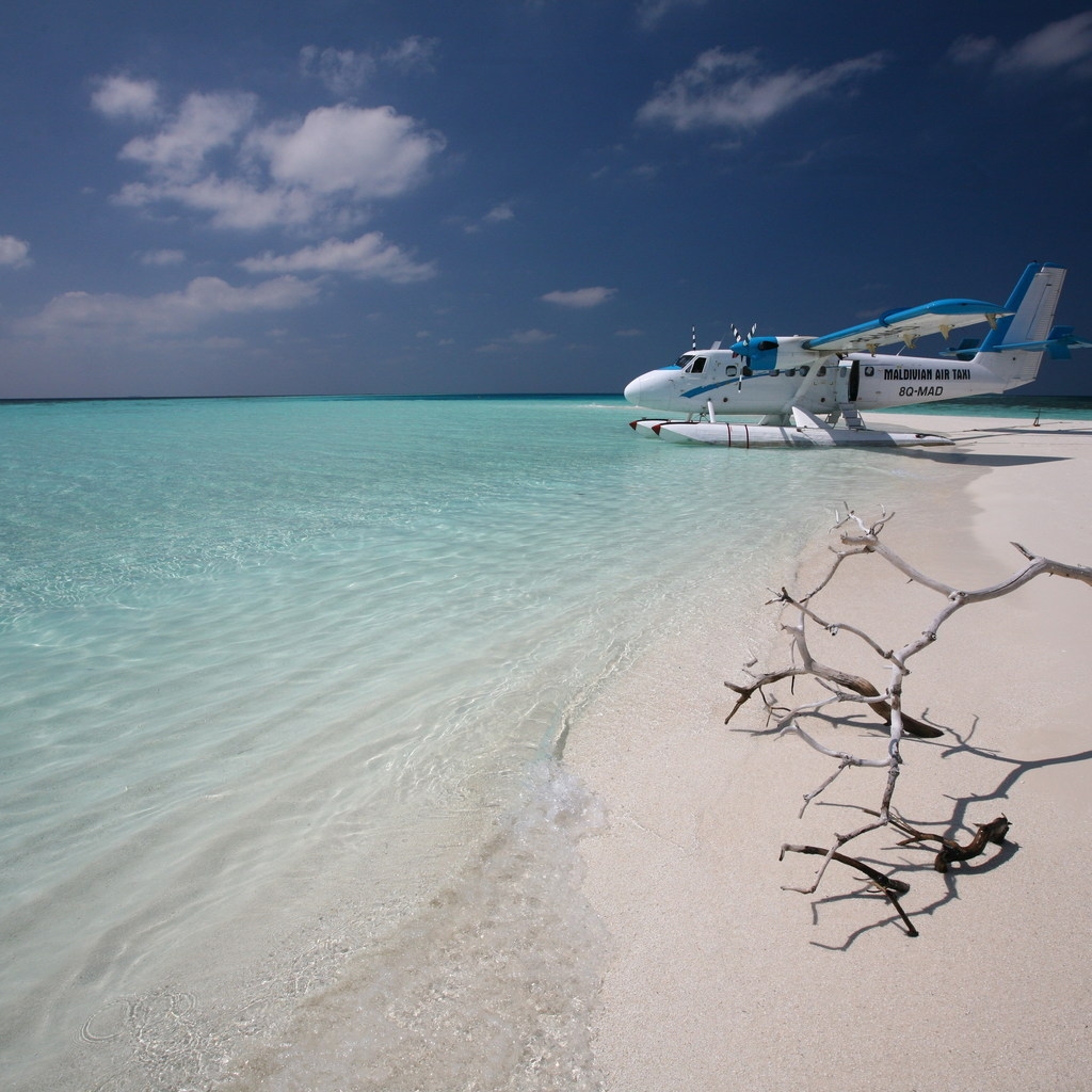 Maldivian Air Taxi for 1024 x 1024 iPad resolution