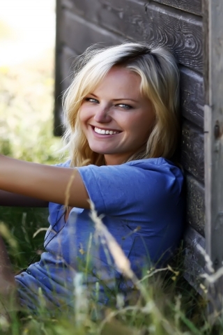 Malin Akerman Smile for 320 x 480 iPhone resolution
