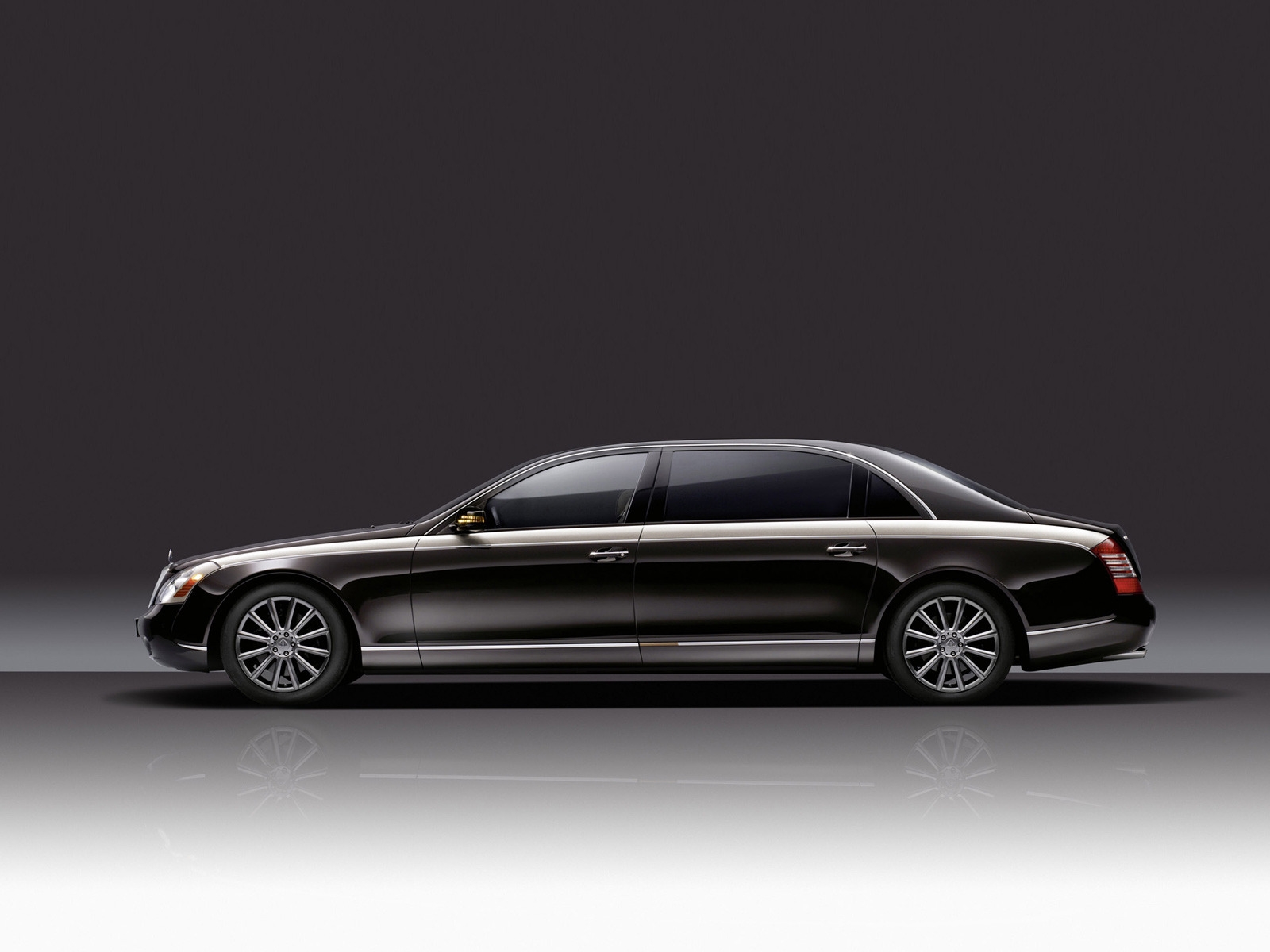 Maybach Zeppelin Side View for 1600 x 1200 resolution