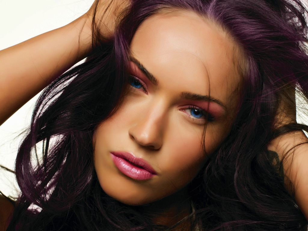 Megan Fox Close Up for 1024 x 768 resolution