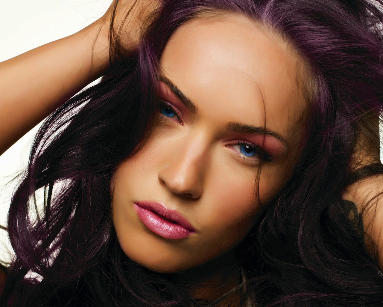 Megan Fox Close Up for 1280 x 1024 resolution