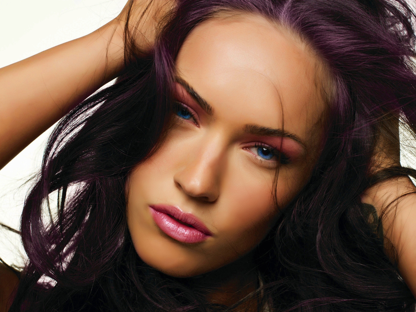 Megan Fox Close Up for 1600 x 1200 resolution