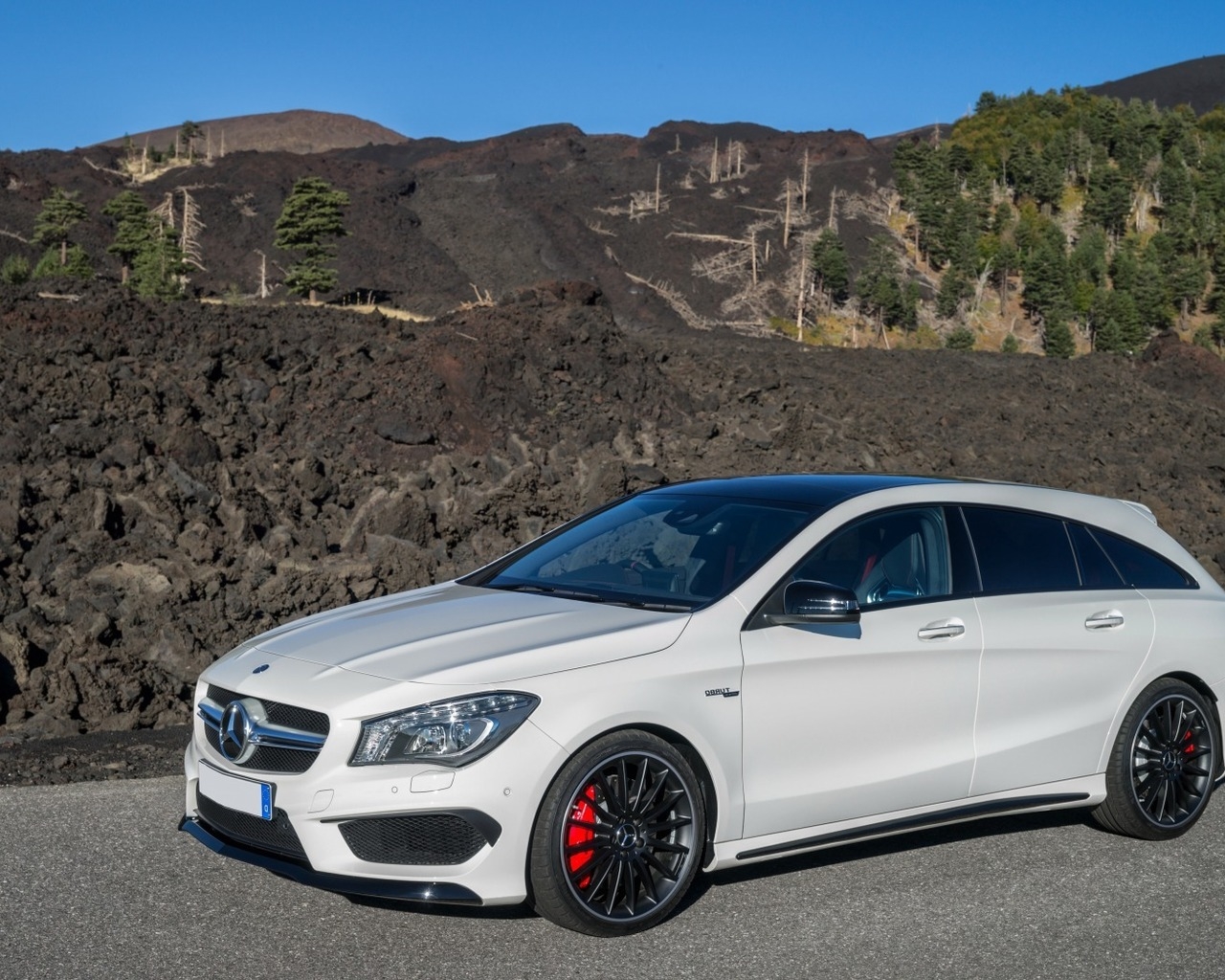 Mercedes Benz CLA 45 AMG for 1280 x 1024 resolution