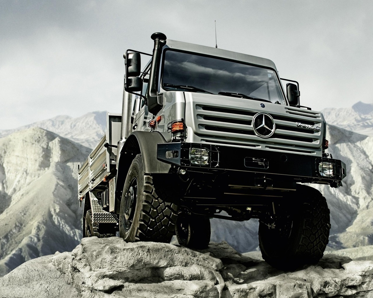Mercedes Benz Unimog U5000 Truck for 1280 x 1024 resolution