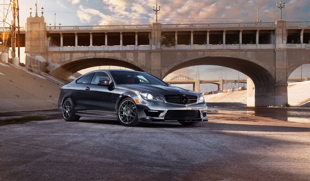 Mercedes C63 AMG for 1024 x 600 widescreen resolution