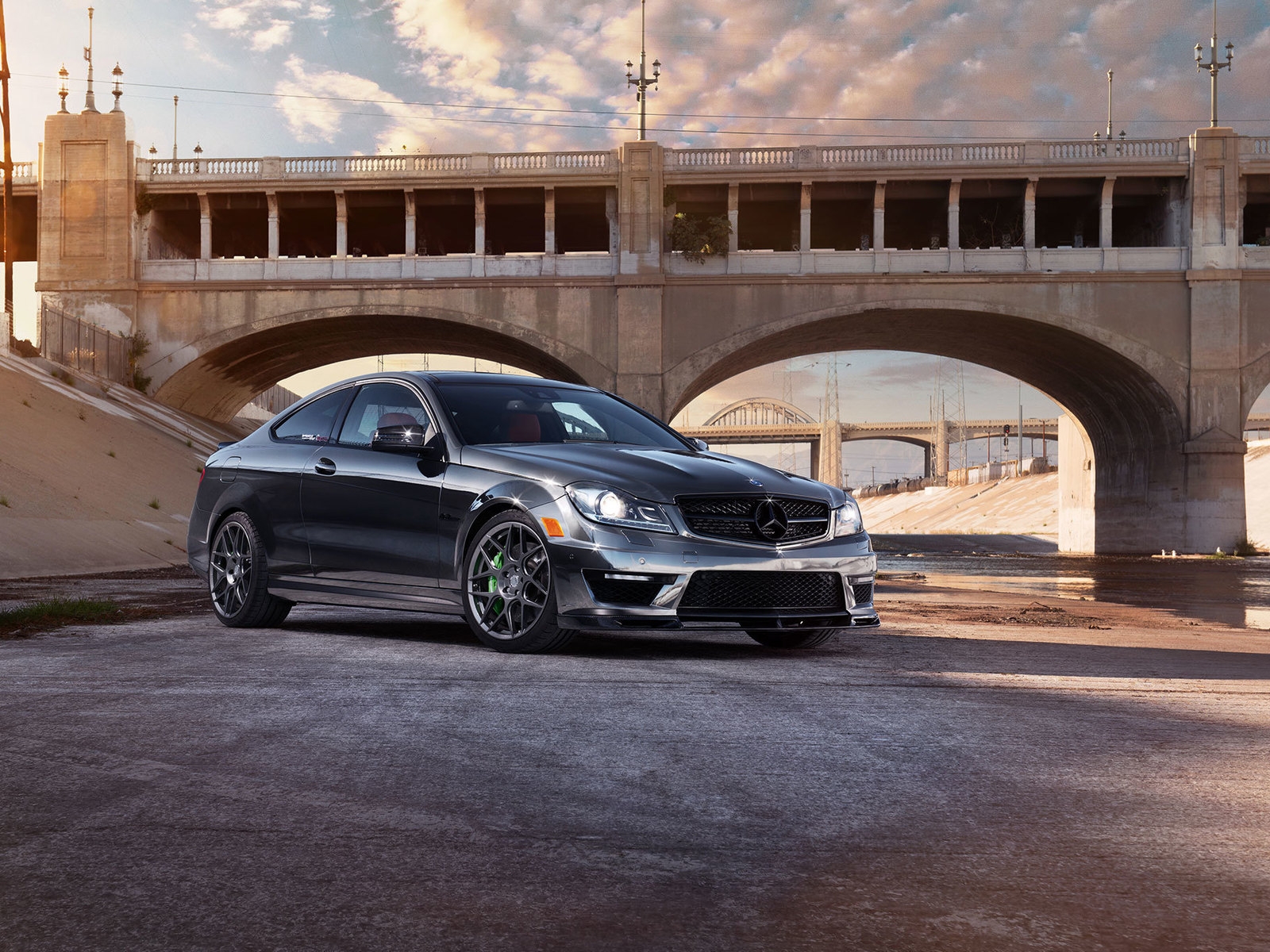 Mercedes C63 AMG for 1600 x 1200 resolution