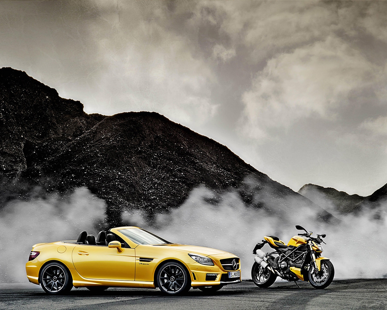 Mercedes SLK AMG and Ducati Streetfighter for 1280 x 1024 resolution