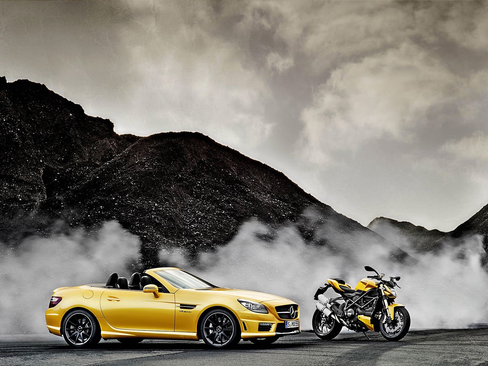 Mercedes SLK AMG and Ducati Streetfighter for 1600 x 1200 resolution