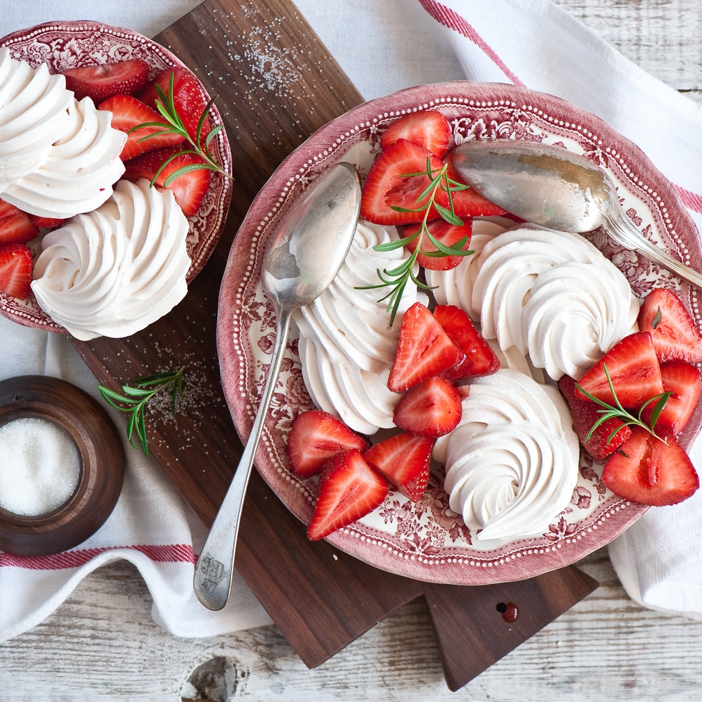 Meringues and Strawberries Dessert for 1024 x 1024 iPad resolution