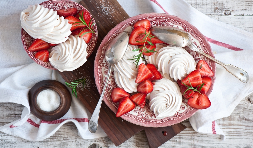Meringues and Strawberries Dessert for 1024 x 600 widescreen resolution