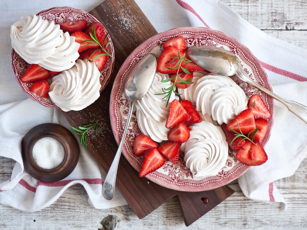 Meringues and Strawberries Dessert for 1024 x 768 resolution