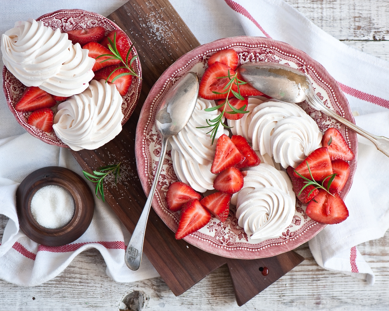Meringues and Strawberries Dessert for 1280 x 1024 resolution