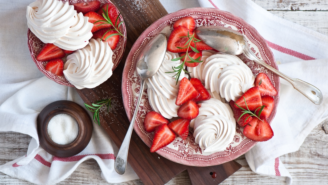 Meringues and Strawberries Dessert for 1280 x 720 HDTV 720p resolution