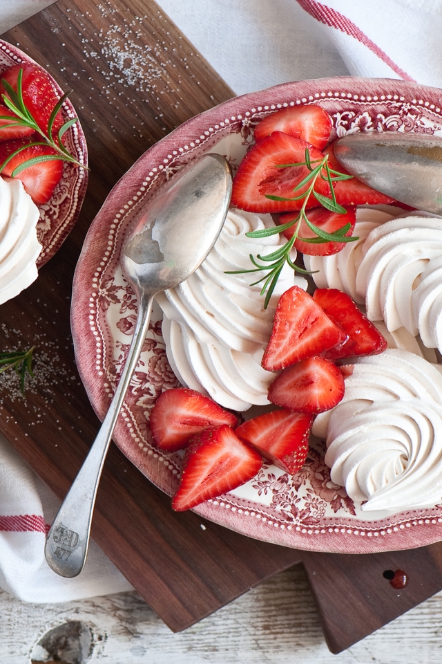 Meringues and Strawberries Dessert for 640 x 960 iPhone 4 resolution