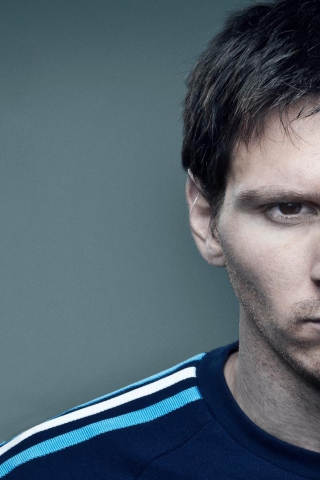 Messi Pose for 320 x 480 iPhone resolution