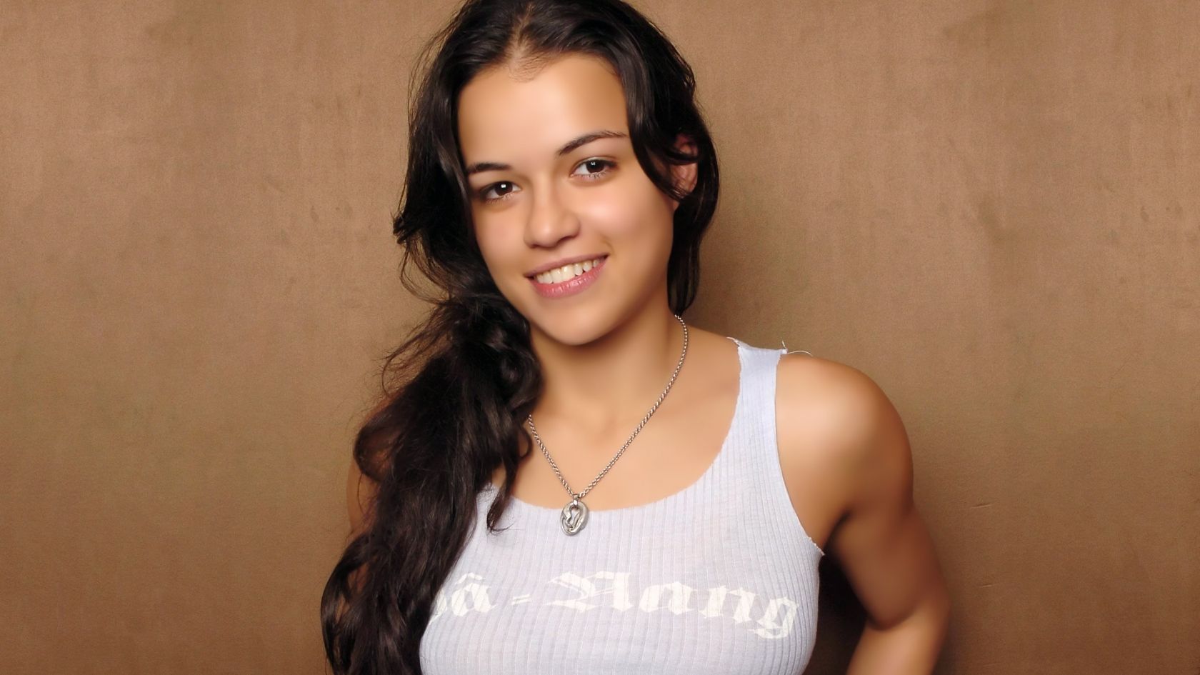 Michelle Rodriguez Smiling for 1680 x 945 HDTV resolution