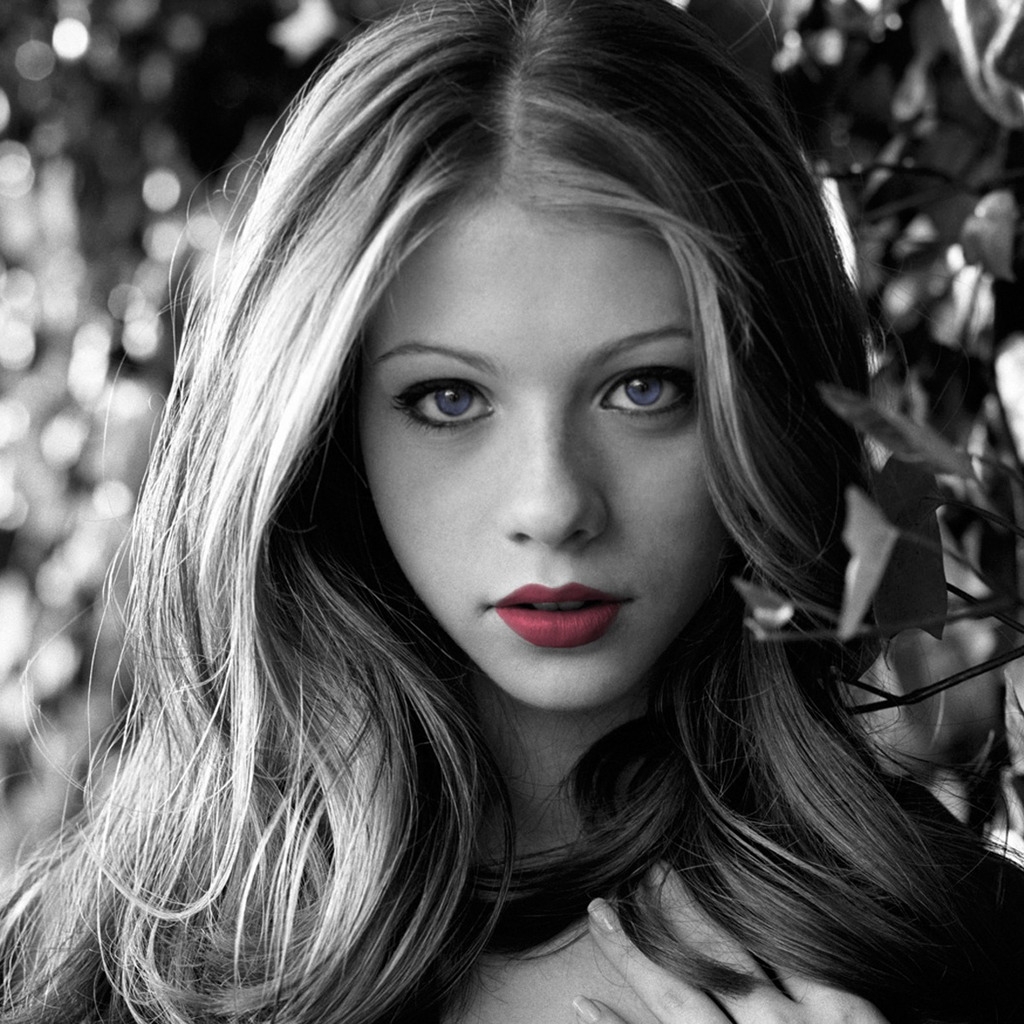 Michelle Trachtenberg Black and White for 1024 x 1024 iPad resolution