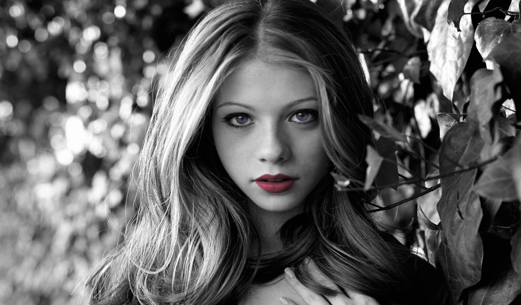 Michelle Trachtenberg Black and White for 1024 x 600 widescreen resolution