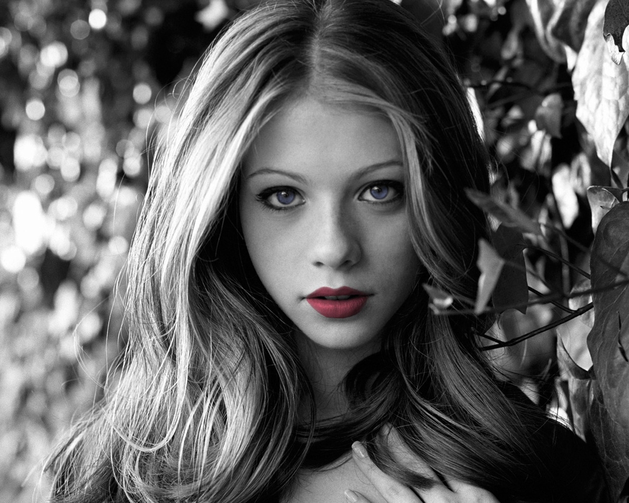 Michelle Trachtenberg Black and White for 1280 x 1024 resolution