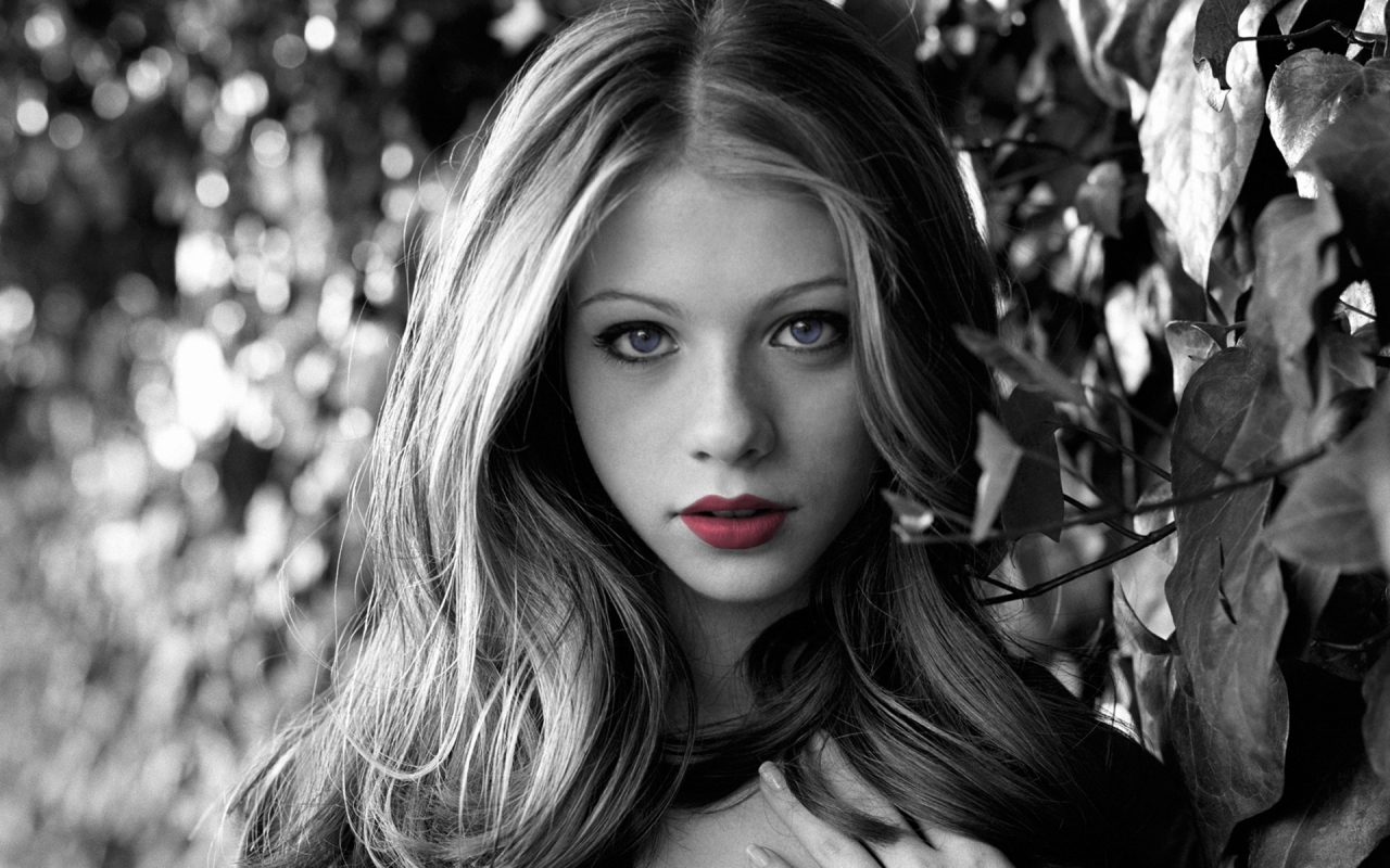 Michelle Trachtenberg Black and White for 1280 x 800 widescreen resolution