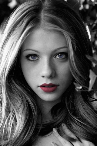 Michelle Trachtenberg Black and White for 320 x 480 iPhone resolution