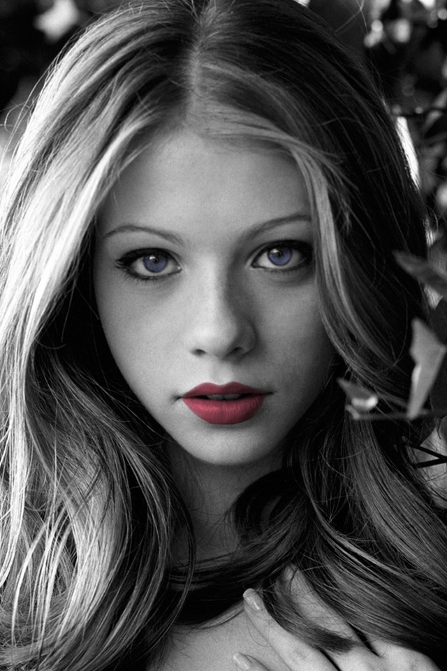 Michelle Trachtenberg Black and White for 640 x 960 iPhone 4 resolution