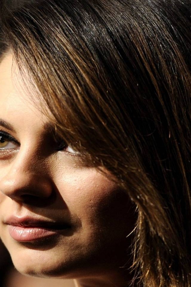 Mila Kunis Close Up for 640 x 960 iPhone 4 resolution