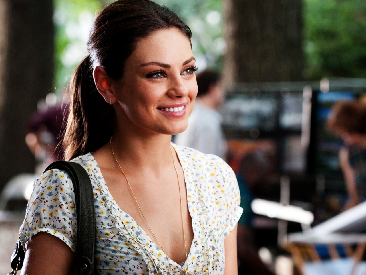 Mila Kunis Smile for 1280 x 960 resolution