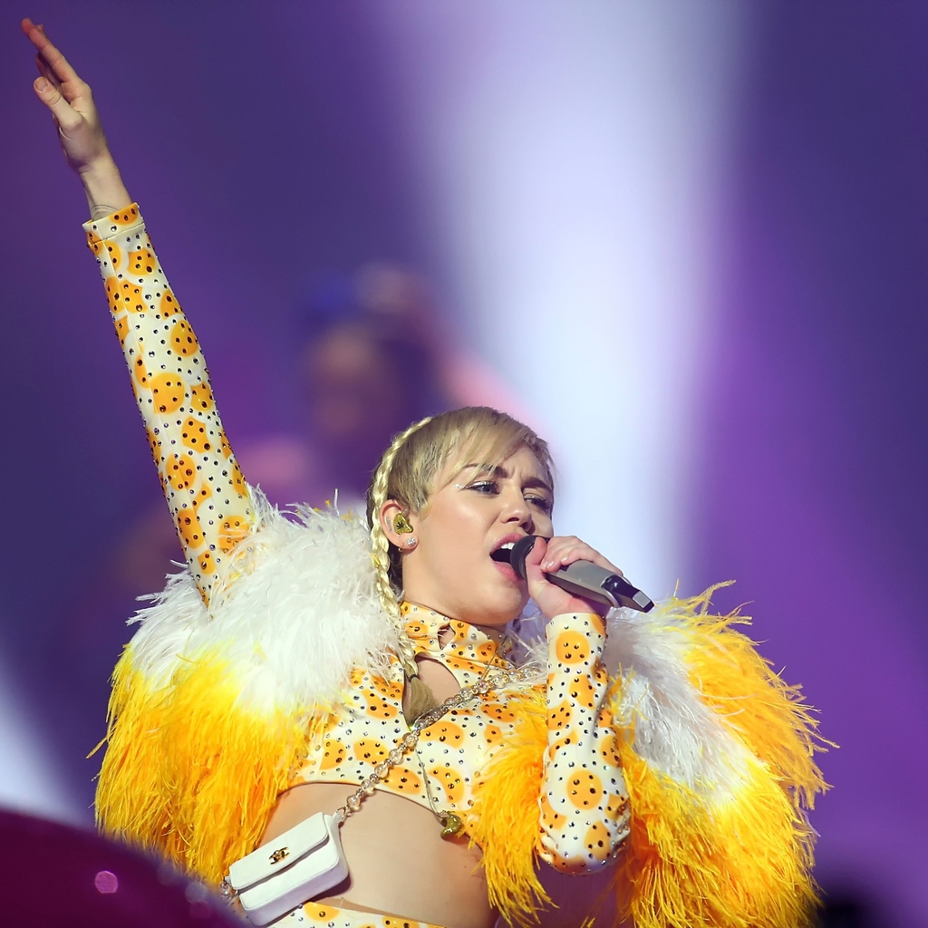 Miley Cyrus Live Performance for 1024 x 1024 iPad resolution