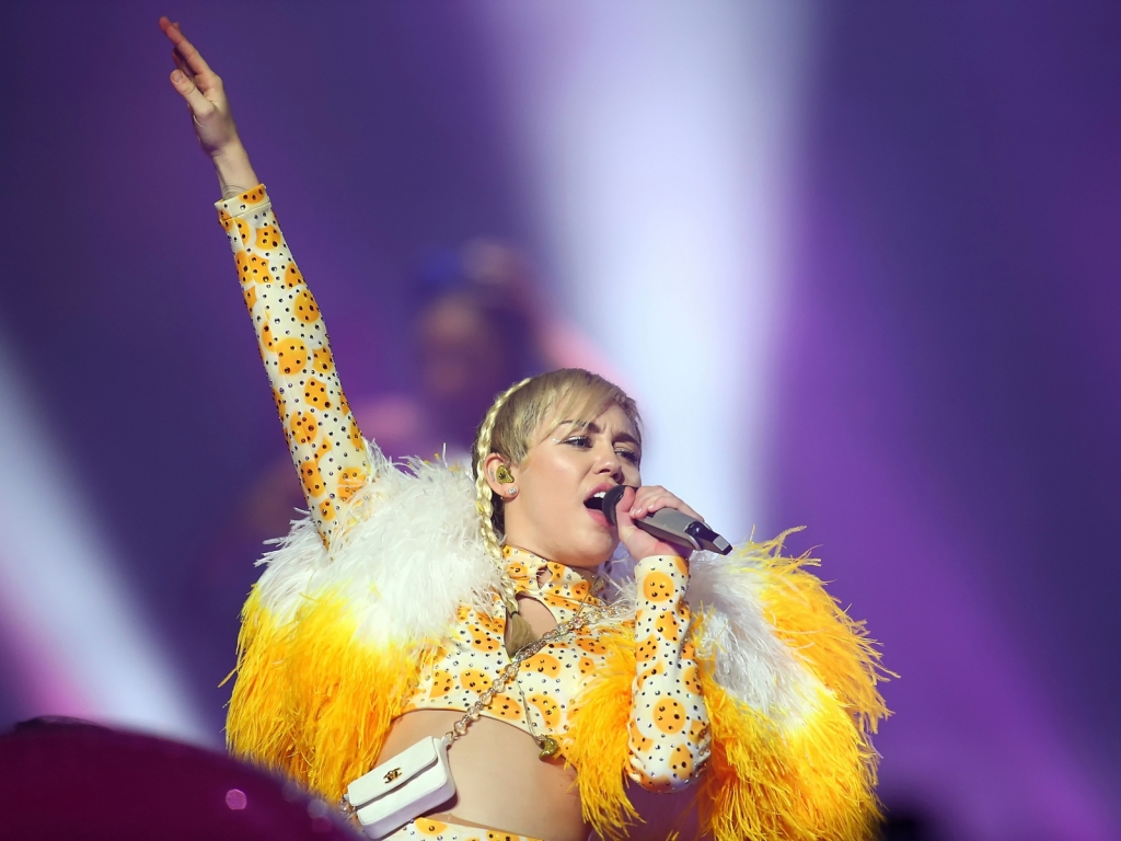 Miley Cyrus Live Performance for 1024 x 768 resolution