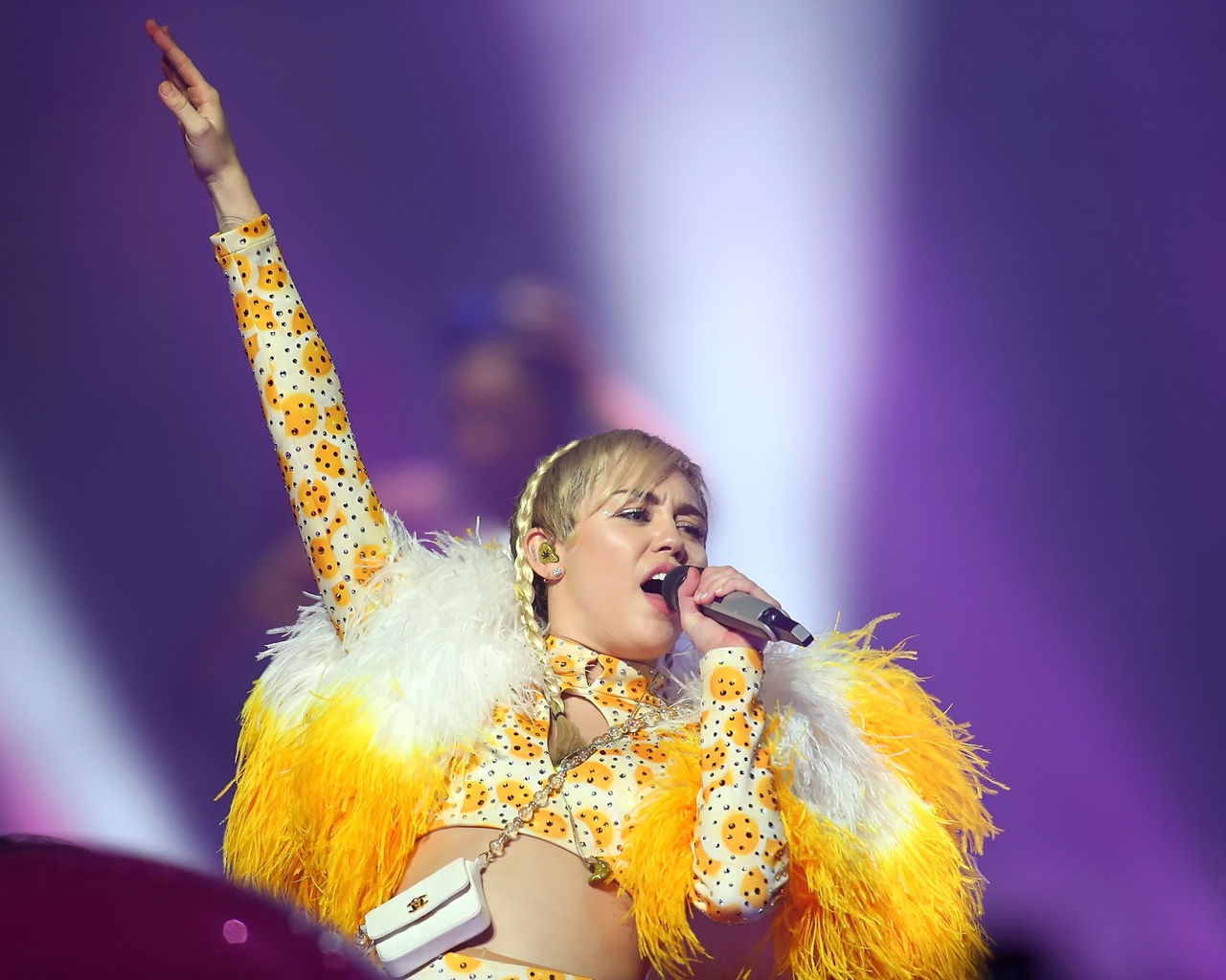 Miley Cyrus Live Performance for 1280 x 1024 resolution