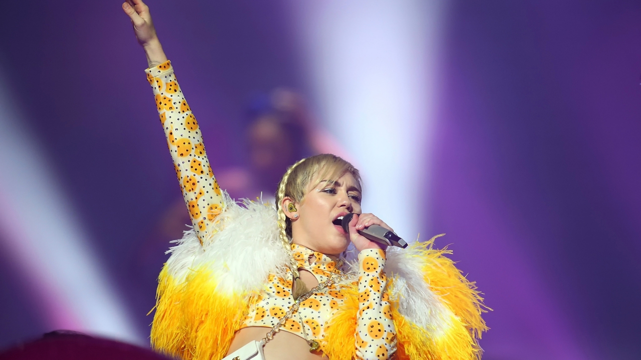 Miley Cyrus Live Performance for 1280 x 720 HDTV 720p resolution