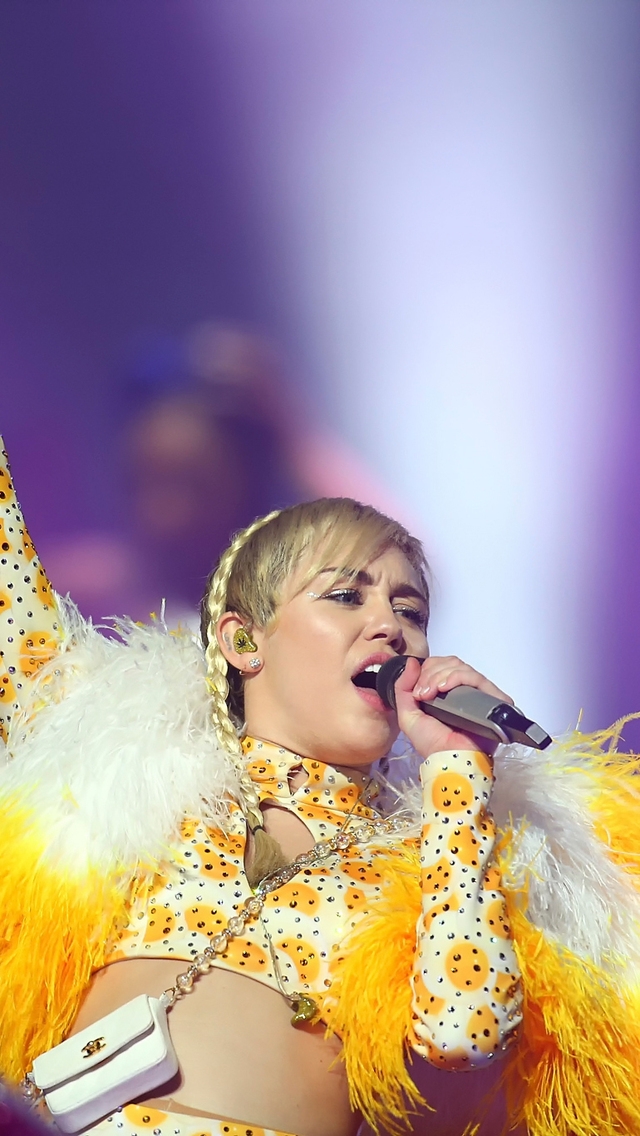 Miley Cyrus Live Performance for 640 x 1136 iPhone 5 resolution