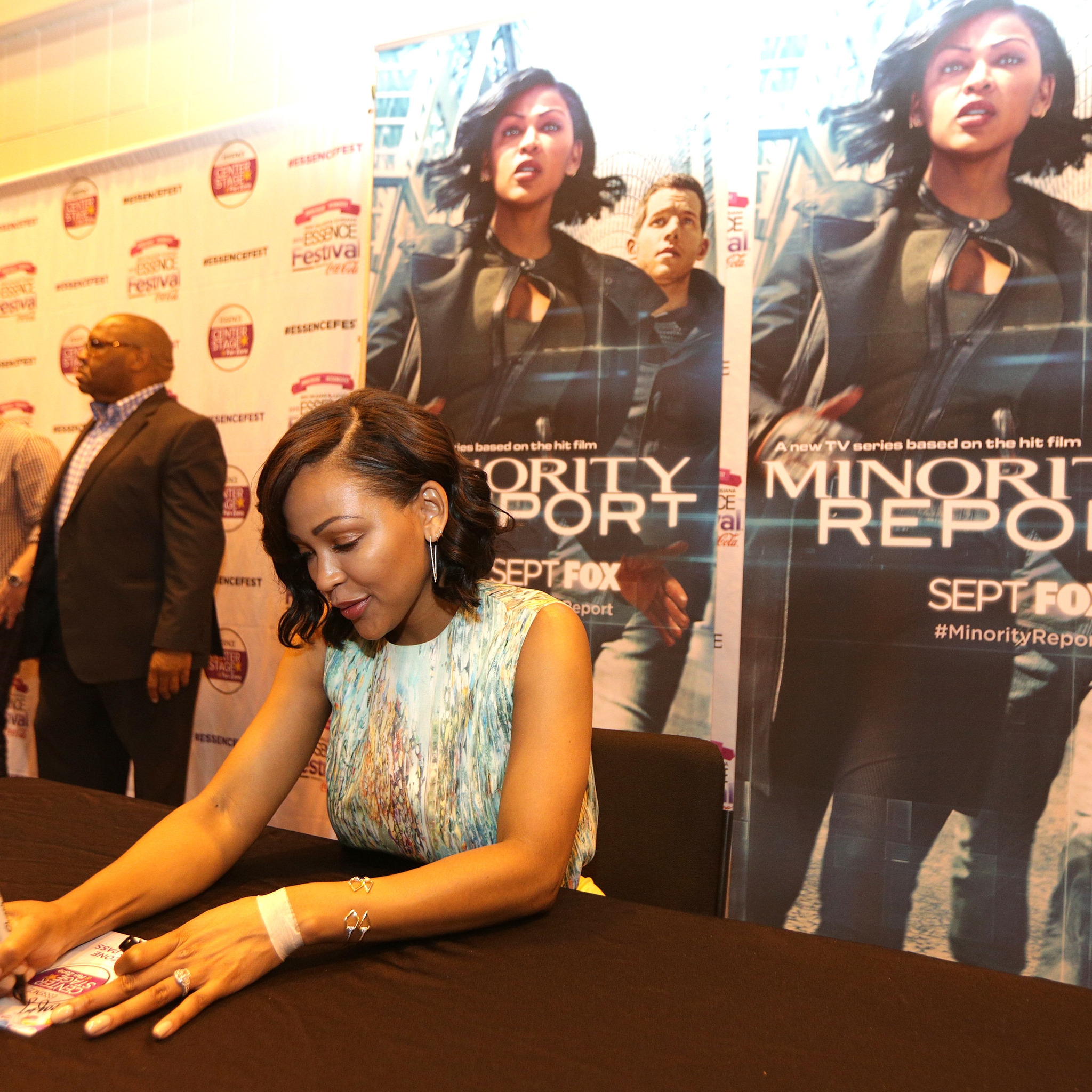 Minority Report Autograph Session for 2048 x 2048 New iPad resolution