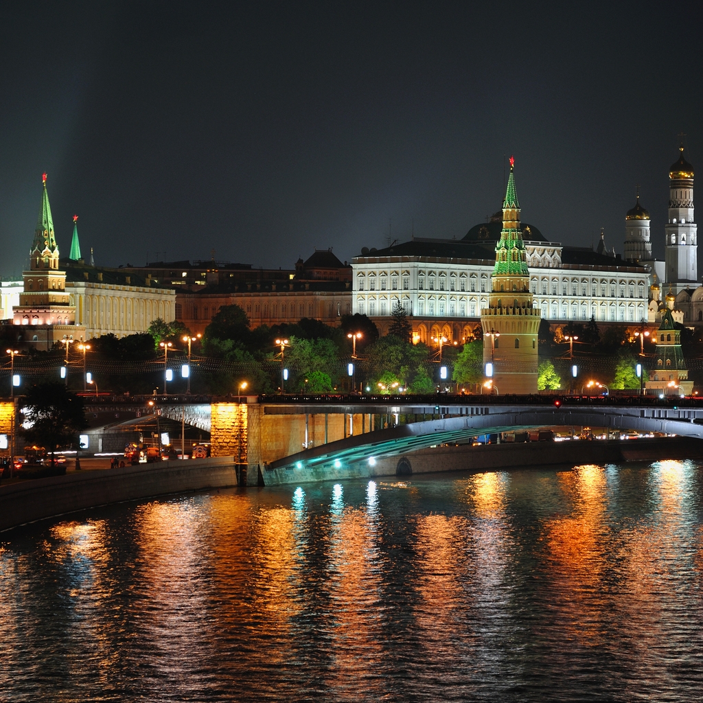 Moscow Night Lights for 1024 x 1024 iPad resolution