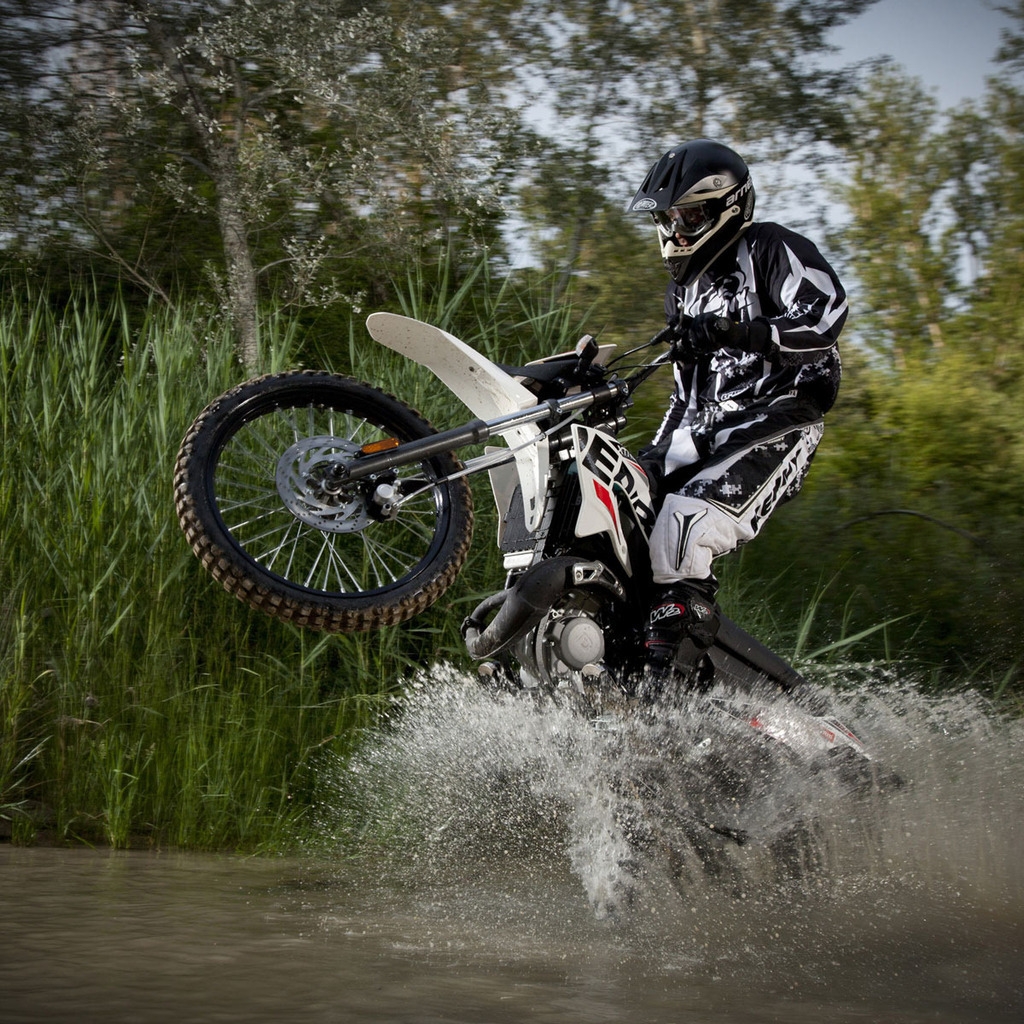 Motorcycle Obstacle Race for 1024 x 1024 iPad resolution