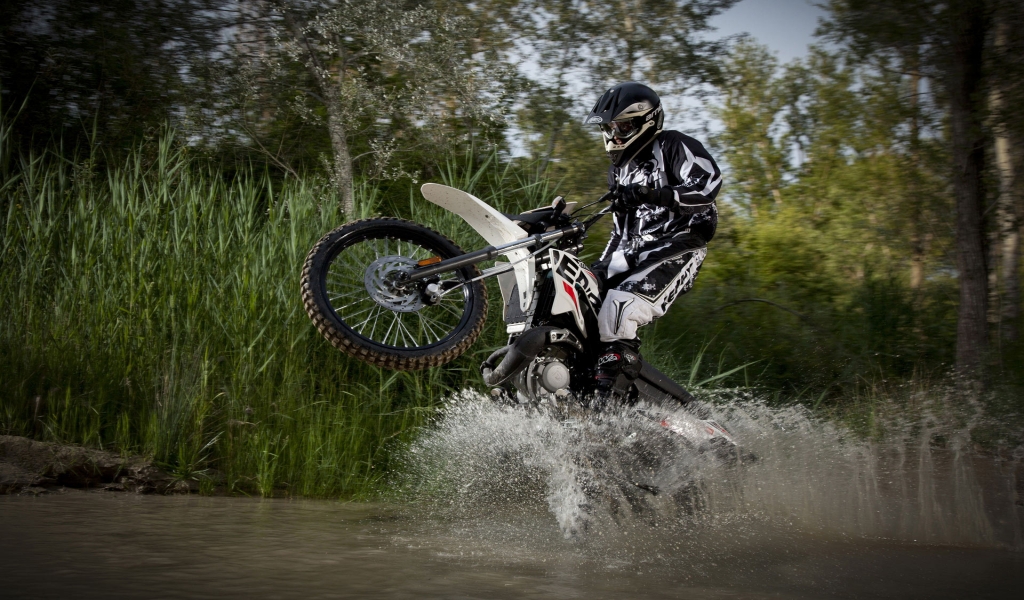 Motorcycle Obstacle Race for 1024 x 600 widescreen resolution