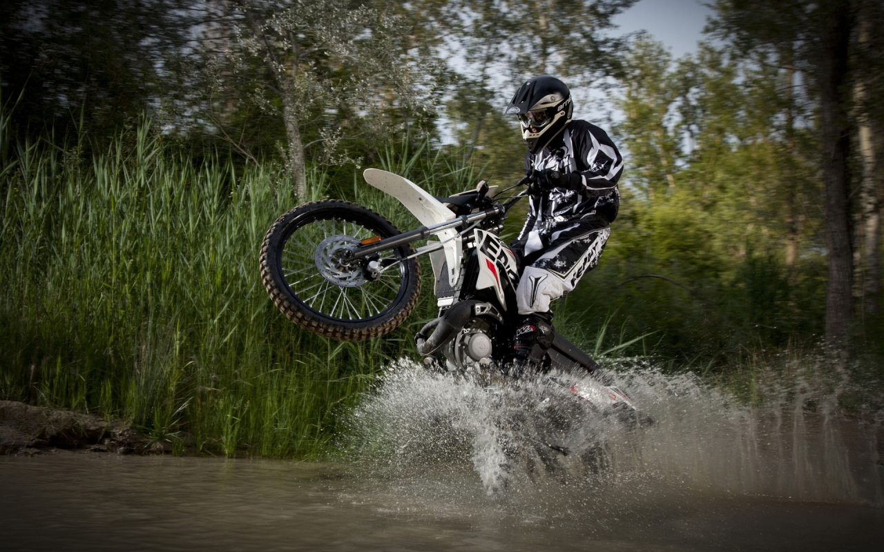 Motorcycle Obstacle Race for 1280 x 800 widescreen resolution