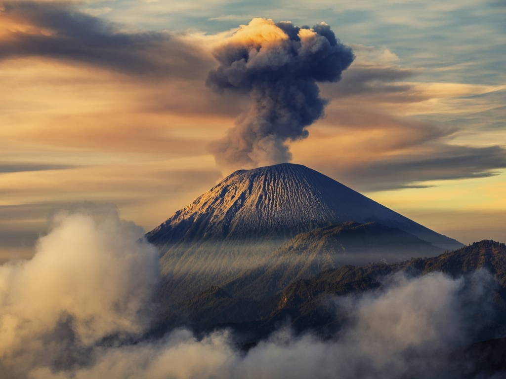 Mount Semeru Indonesia. for 1024 x 768 resolution