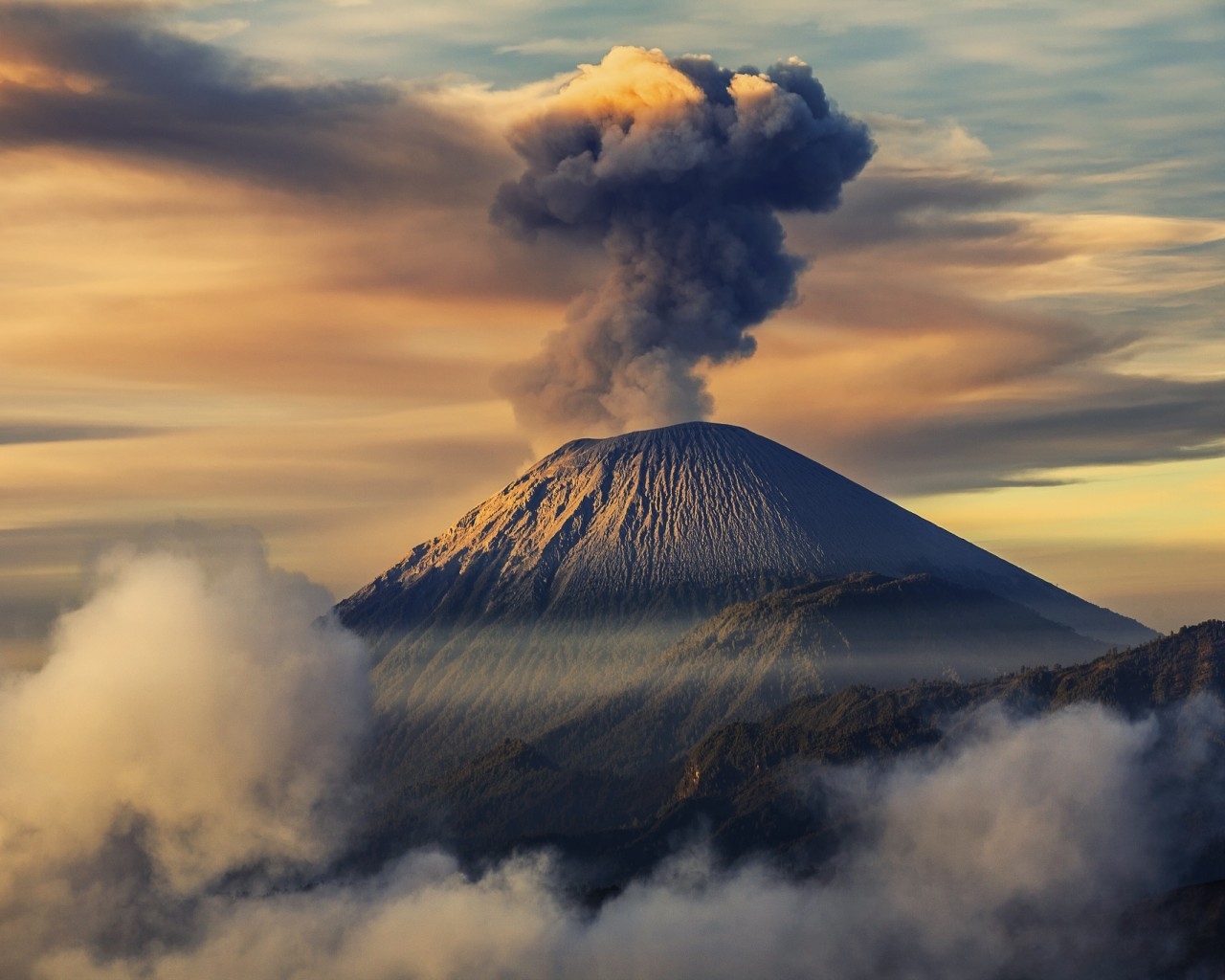 Mount Semeru Indonesia. for 1280 x 1024 resolution