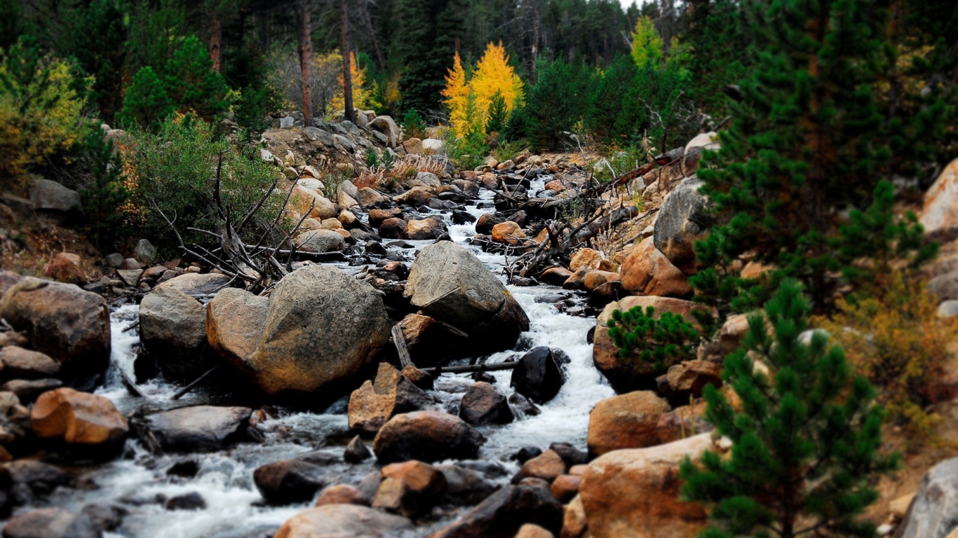 Mountain River for 1366 x 768 HDTV resolution