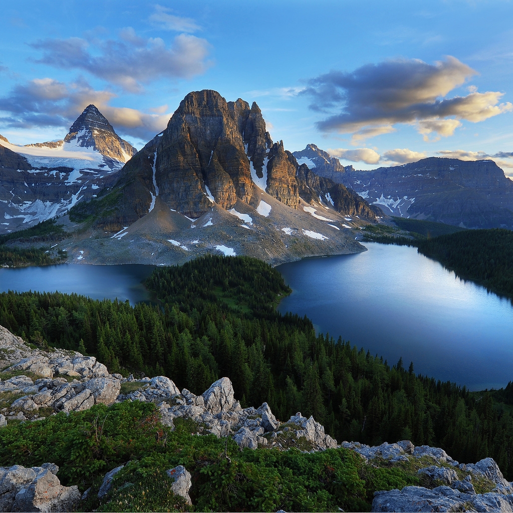 Mountains and Lakes for 1024 x 1024 iPad resolution