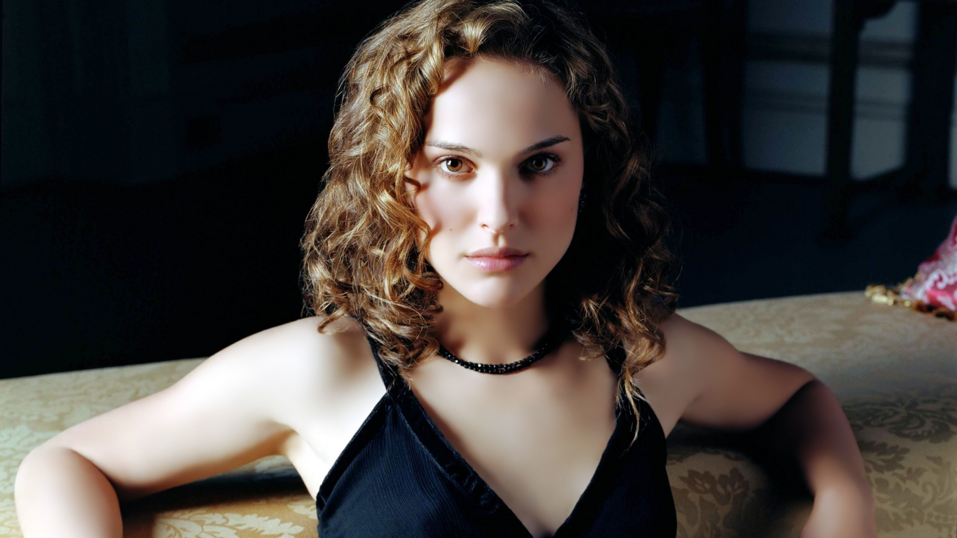 Natalie Portman Beautiful for 1366 x 768 HDTV resolution