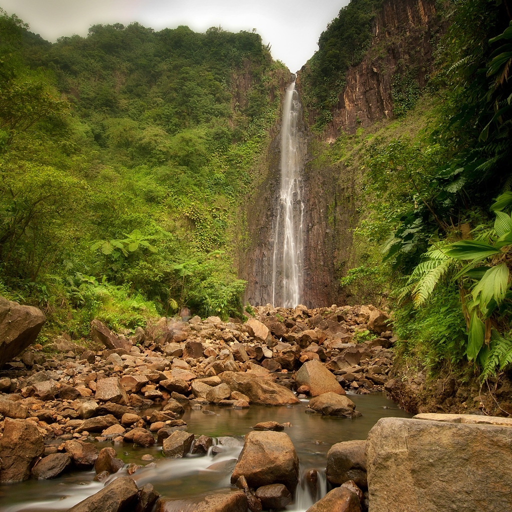Natural Waterfall for 1024 x 1024 iPad resolution