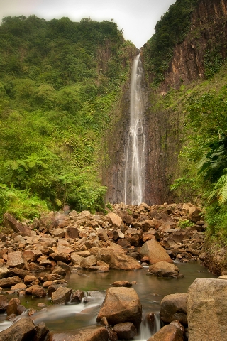 Natural Waterfall for 320 x 480 iPhone resolution