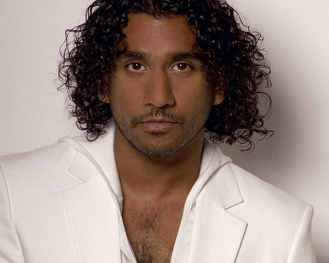 Naveen Andrews for 1280 x 1024 resolution