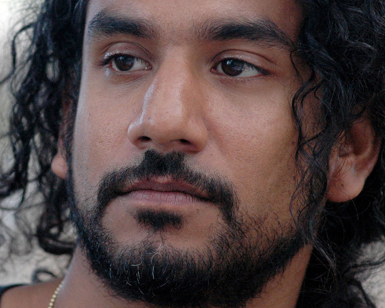 Naveen Andrews Close Up for 1280 x 1024 resolution