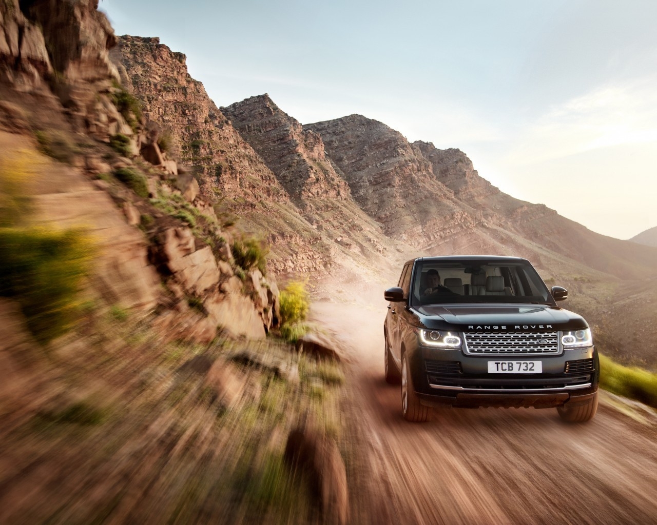 New Black Range Rover on Speed for 1280 x 1024 resolution